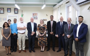 Directeur-generaal van Volksgezondheid Nederland brengt bezoek aan minister Ramadhin