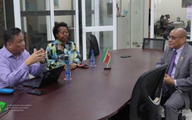 Newmont doet verslag over HR aangelegenheden aan minister Mac Andrew