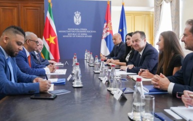 Suriname verstevigt samenwerking met Servië