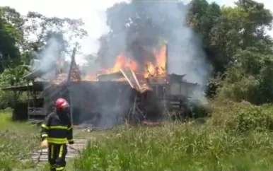 Houtenwoning volledig afgebrand; gezin van drie dakloos