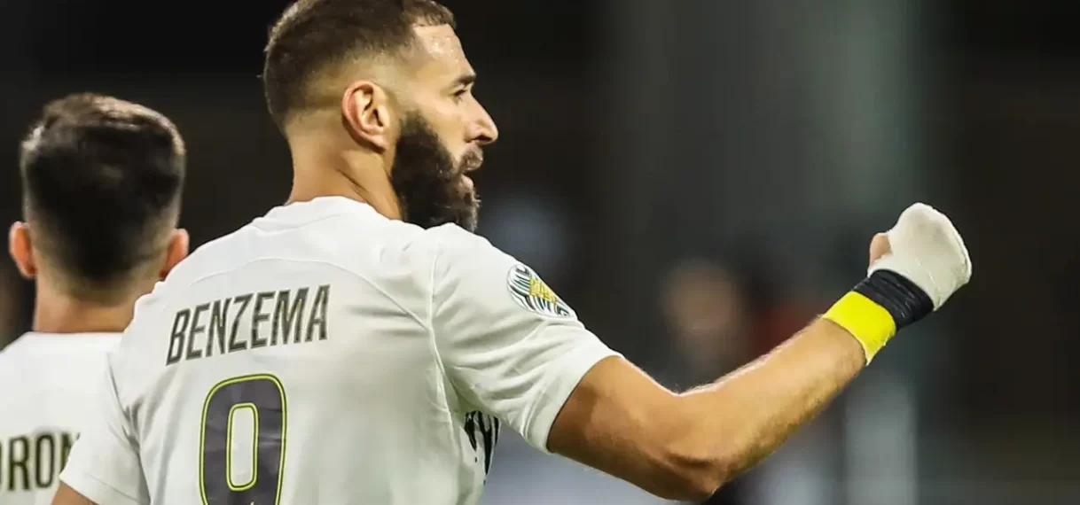 Benzema laat zich bij debuut in Saoedi-Arabië gelden met fraaie winnende goal