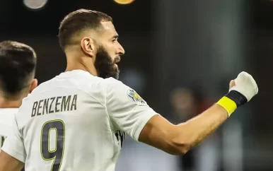 Benzema laat zich bij debuut in Saoedi-Arabië gelden met fraaie winnende goal