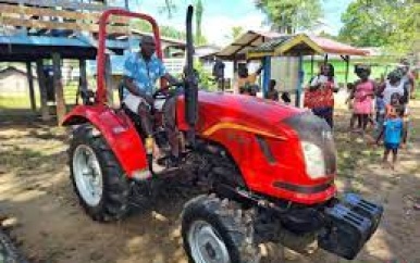 Dorp Atemsa krijgt tractor ter bevordering project hooglandrijst