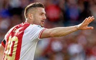 Ajax en ontevreden aanvoerder Tadic praten over ontbinding van contract