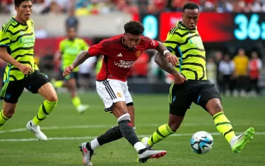 Ten Hag wint ook derde oefenduel met Manchester United: overtuigende zege op Arsenal met basisdebutant Timber