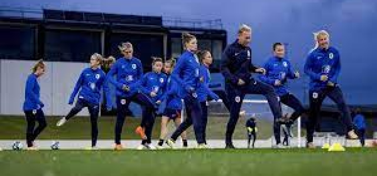 Oranje gaat ook vrijdag op ‘gevaarlijk’ veld trainen omdat het niet anders kan