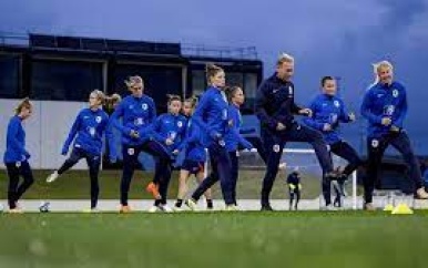 Oranje gaat ook vrijdag op ‘gevaarlijk’ veld trainen omdat het niet anders kan