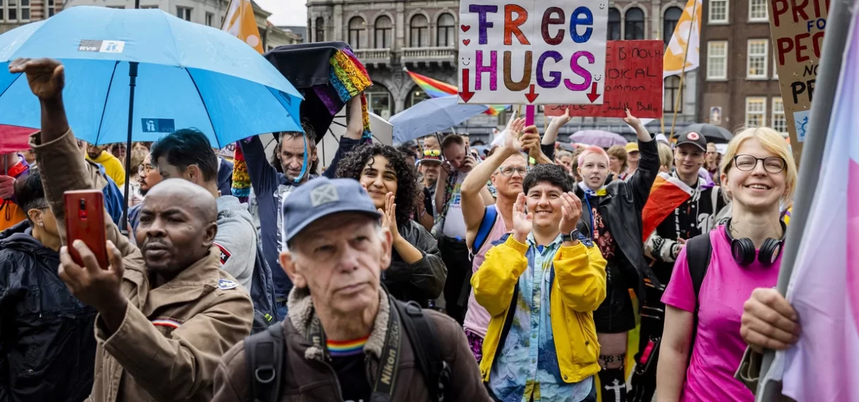 Duizenden deelnemers lopen mee met Pride Walk in Amsterdam