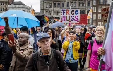 Duizenden deelnemers lopen mee met Pride Walk in Amsterdam