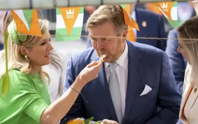 Koning Willem-Alexander en zijn gezin vieren Koningsdag 2024 in Emmen