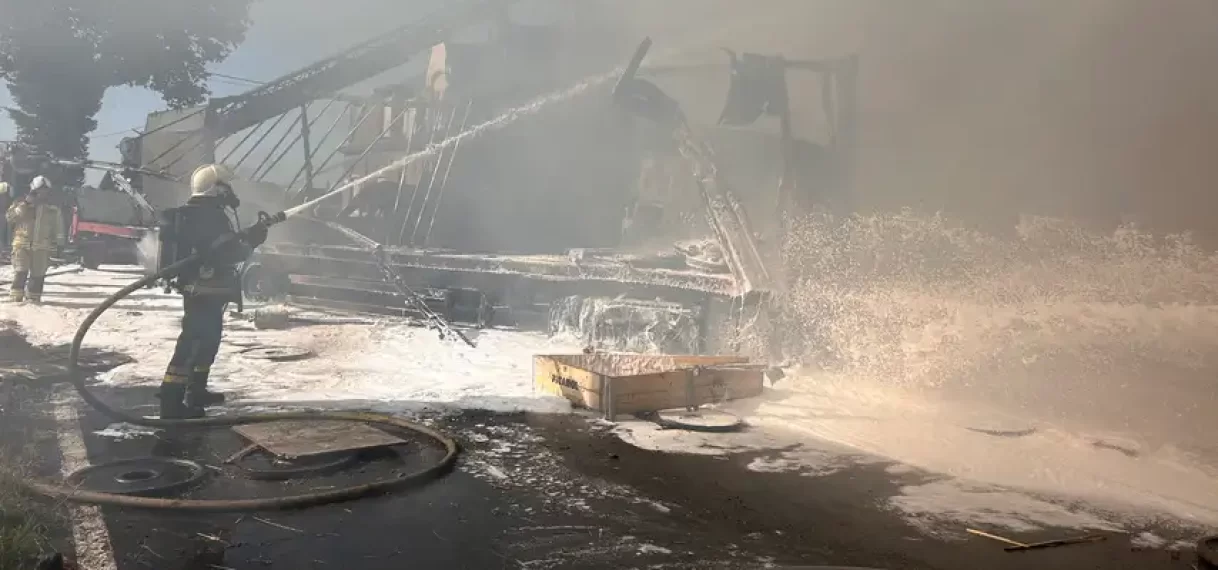 Vrachtwagen rijdt huis binnen in België: dode, zwaargewonde en huizen in brand