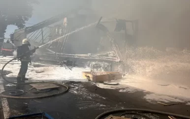 Vrachtwagen rijdt huis binnen in België: dode, zwaargewonde en huizen in brand