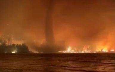 Brandweer filmt zeldzame vuurtornado tijdens natuurbrand in Canada