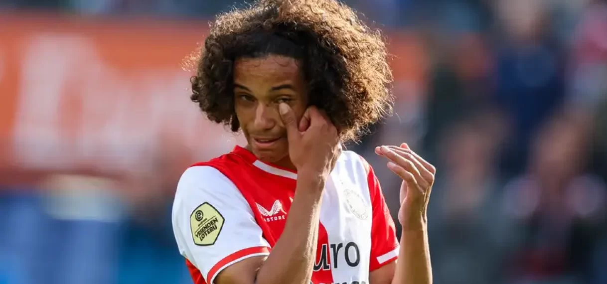 Tranen van geluk bij Feyenoord-talent Zechiël na debuut: ‘Heel erg dankbaar’