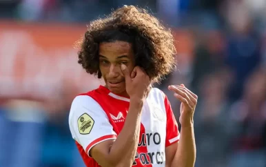 Tranen van geluk bij Feyenoord-talent Zechiël na debuut: ‘Heel erg dankbaar’