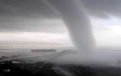 Tornado richt schade aan in Slovenië, ook in Italië windhoos gefilmd