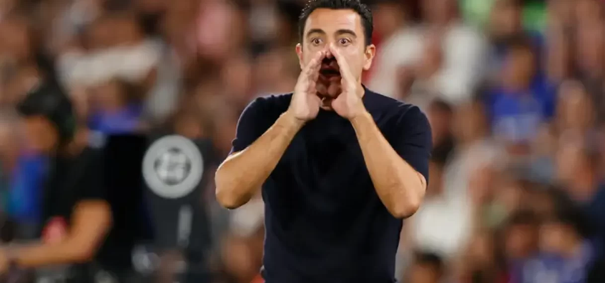 FC Barcelona-trainer Xavi twee duels geschorst na rode kaart in openingsduel