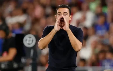 FC Barcelona-trainer Xavi twee duels geschorst na rode kaart in openingsduel