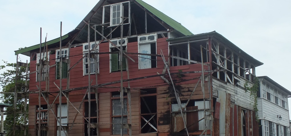 Niet afgebouwde overheid panden kosten de Staat veel geld