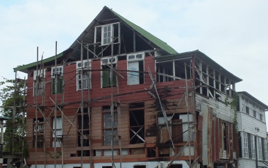 Niet afgebouwde overheid panden kosten de Staat veel geld