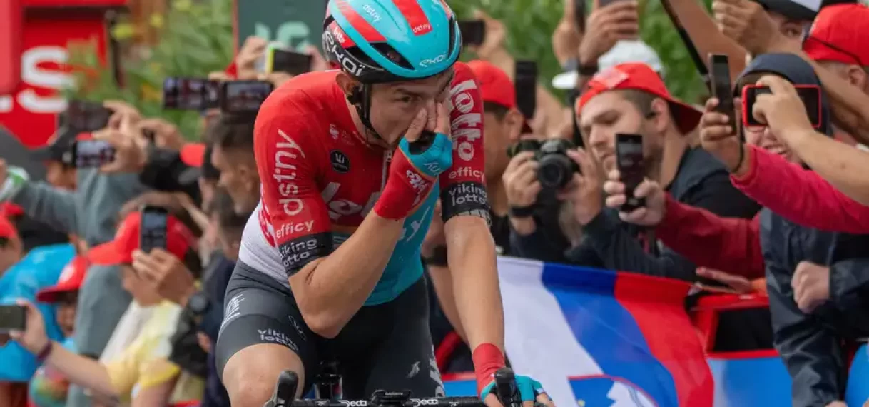 Ritwinnaar Kron na emotionele zege in Vuelta: ‘Mijn mama moet even wachten’