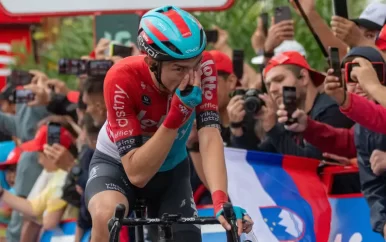 Ritwinnaar Kron na emotionele zege in Vuelta: ‘Mijn mama moet even wachten’