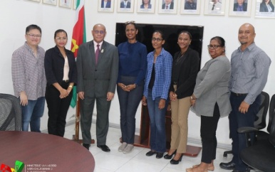 Greenheart Suriname op bezoek bij Minister AWJ