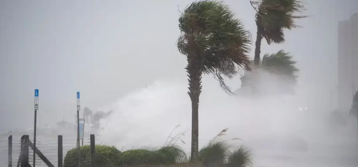 Hevige regenval in Mexico door orkaan Hilary, zeker één dode