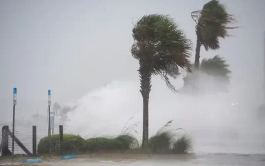 Hevige regenval in Mexico door orkaan Hilary, zeker één dode