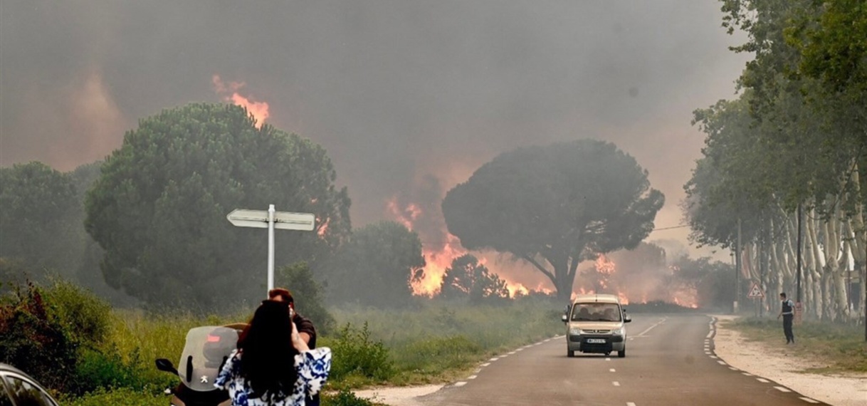 Grote bosbrand in Zuid-Frankrijk, campings ontruimd