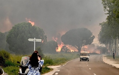 Grote bosbrand in Zuid-Frankrijk, campings ontruimd