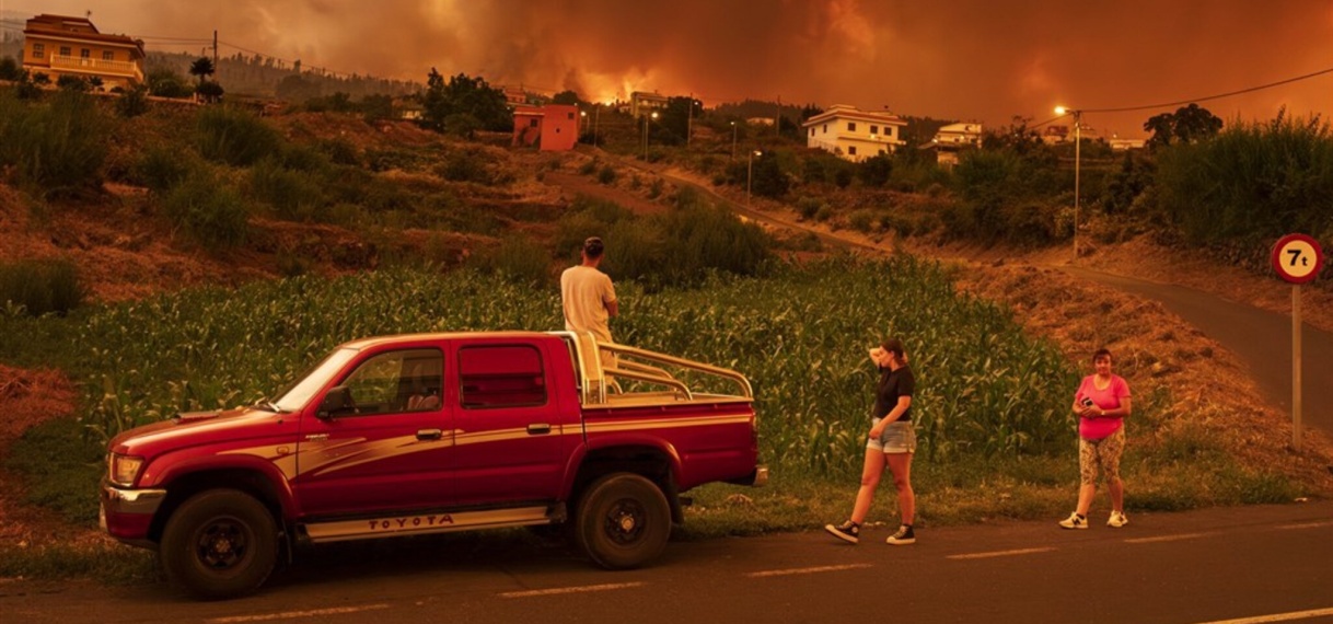 UPDATE: Tenerife blijft worstelen met enorme natuurbrand, minder evacués dan gedacht