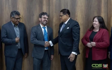 President Santokhi heeft onderhoud met IMF-team