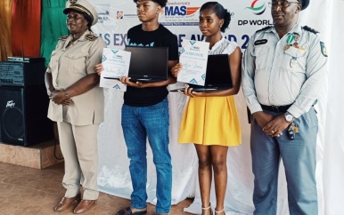 MAS zet best geslaagden Moengo in de bloemetjes