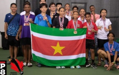 Surinaamse badmintonspelers winnen 15 medailles op Carebaco Games in T&T