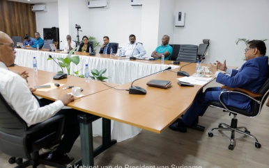 Directie en RvC Telesur presenteren bezuinigingsplan aan president