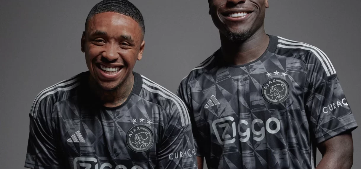 Ajax presenteert derde tenue met diamantenpatroon voor het seizoen 2023/24