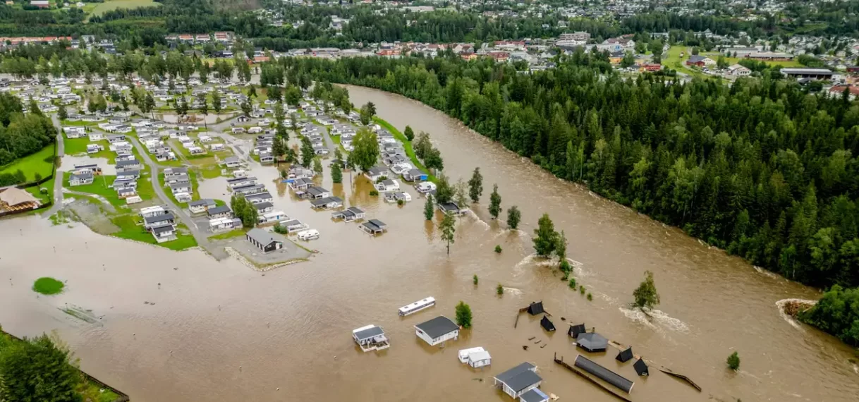 Beroemde ijsbaan in Noors Hamar wordt onder water gezet vanwege noodweer