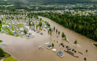 Beroemde ijsbaan in Noors Hamar wordt onder water gezet vanwege noodweer