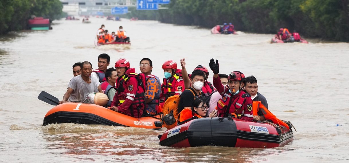 Regenrecord in Peking: ‘China zet sluizen open, bewoners zijn boos’