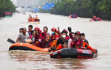 Regenrecord in Peking: ‘China zet sluizen open, bewoners zijn boos’