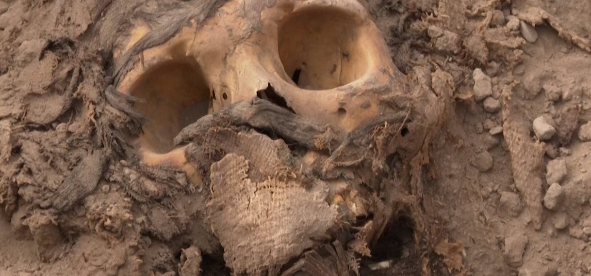 Archeologen vinden 3.000 jaar oud priestergraf in Peru