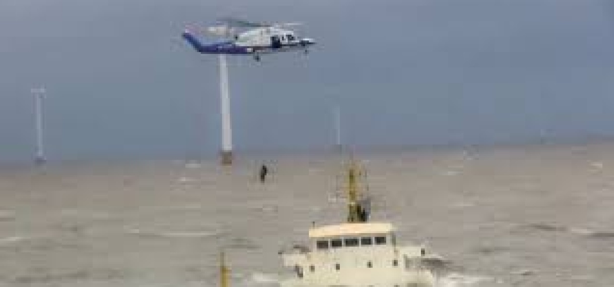 Helikopter redt opvarenden van zinkend schip in Oost-Chinese Zee