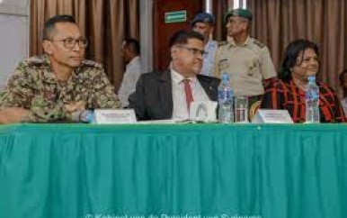 President Santokhi rekent op leiderschap Nationaal Leger