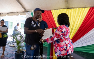 Vijfde keer grondpapieren uitgereikt in Nickerie