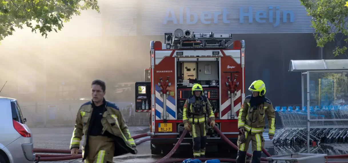 Grote brand in Haarlemse Albert Heijn onder controle, omwonenden mogen naar huis