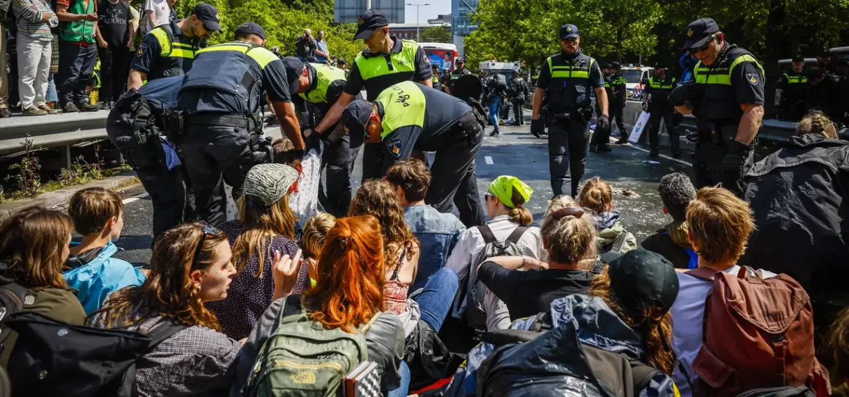 Klimaatactivisten krijgen taakstraffen voor opruiing rond A12-blokkade Den Haag