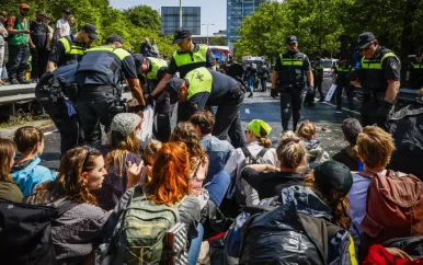 Klimaatactivisten krijgen taakstraffen voor opruiing rond A12-blokkade Den Haag