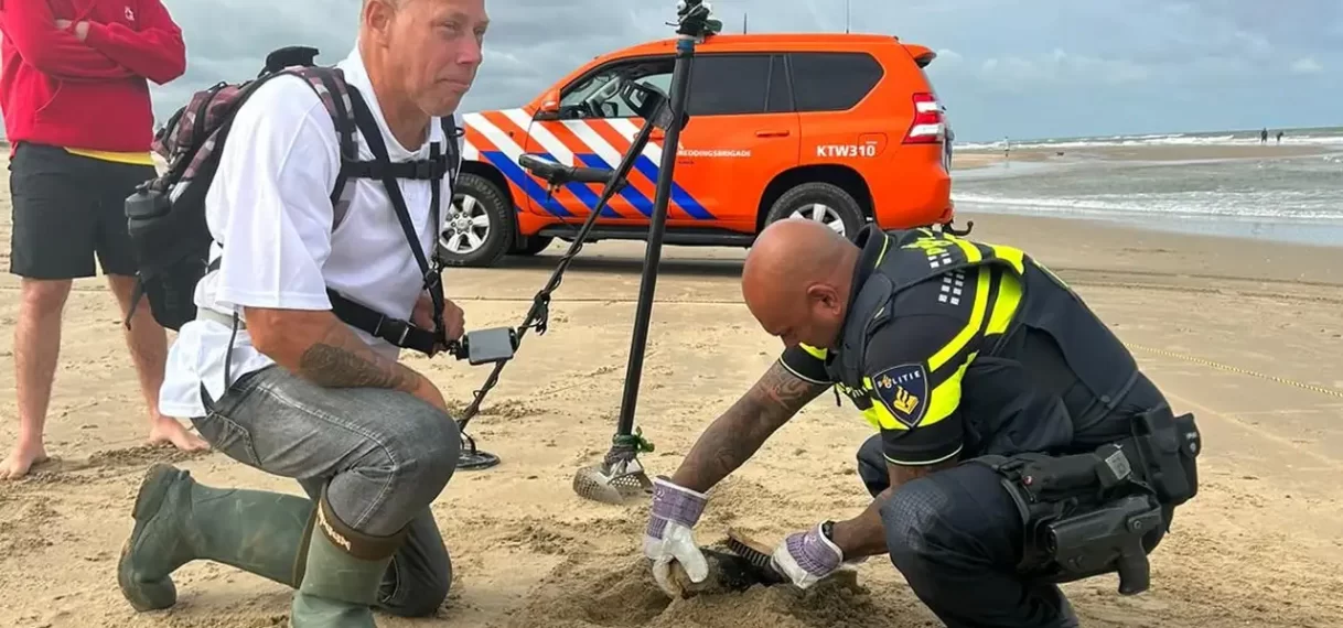 Man met metaaldetector vindt oude bom op strand in Katwijk