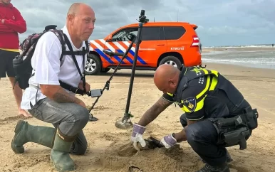 Man met metaaldetector vindt oude bom op strand in Katwijk